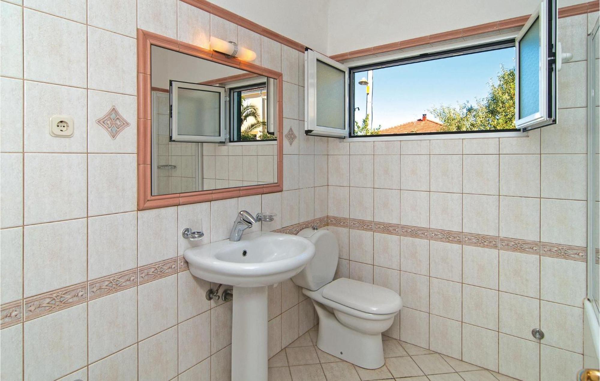 3 Bedroom Cozy Home In Supetar Εξωτερικό φωτογραφία